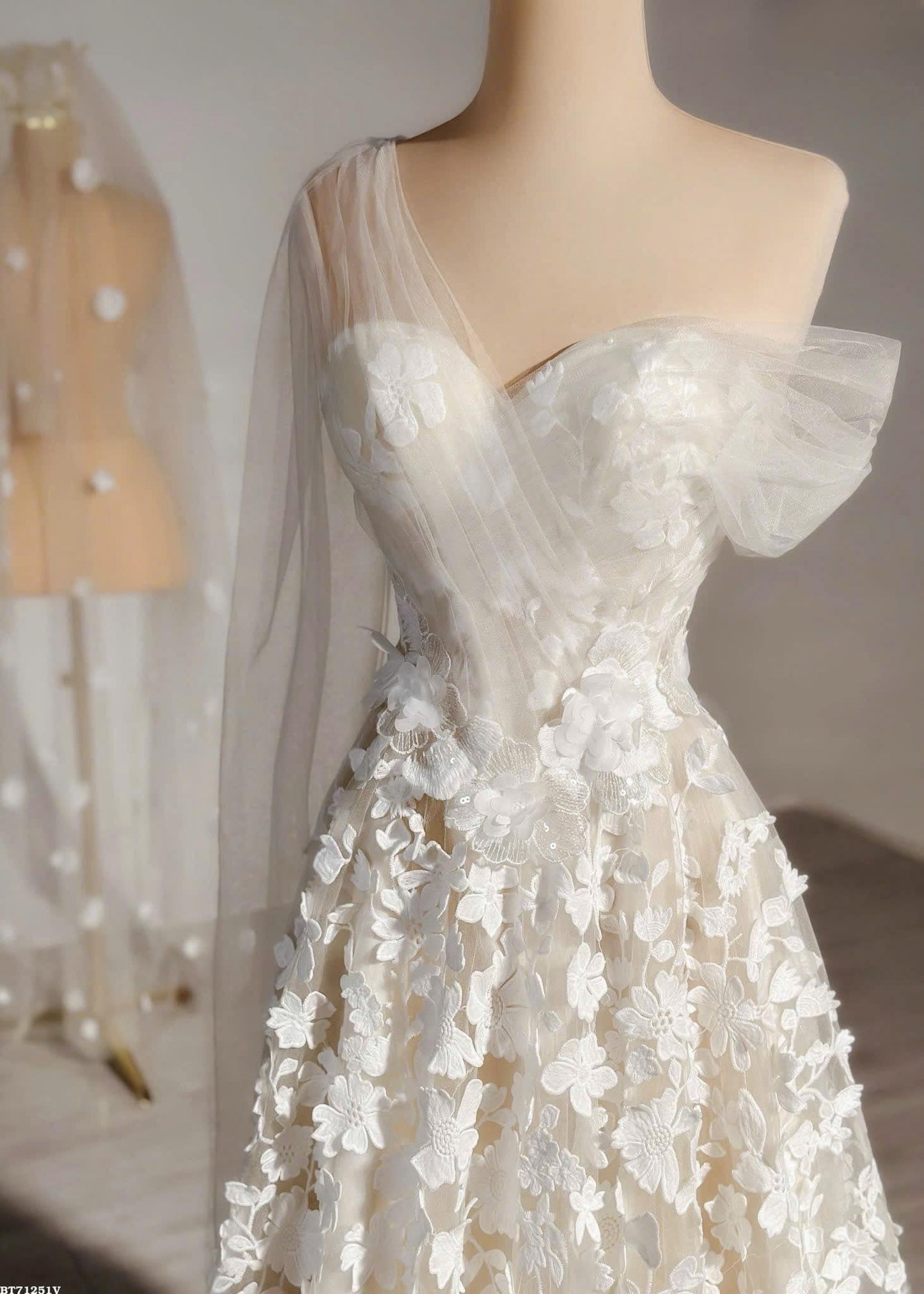 One-Shoulder Floral Lace Wedding Dress