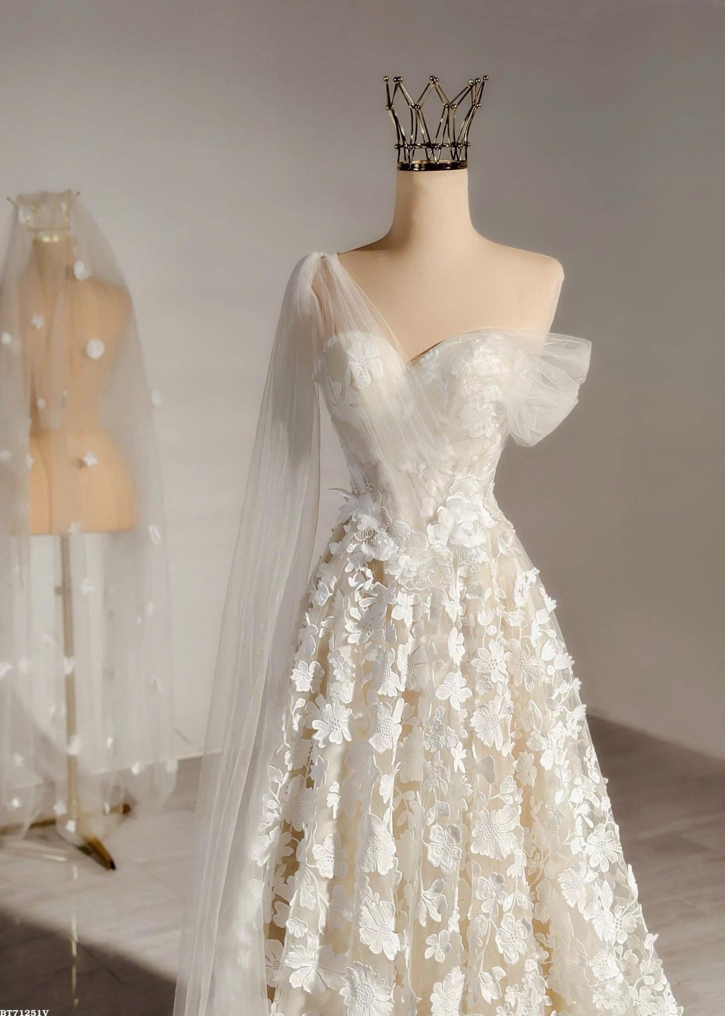 One-Shoulder Floral Lace Wedding Dress