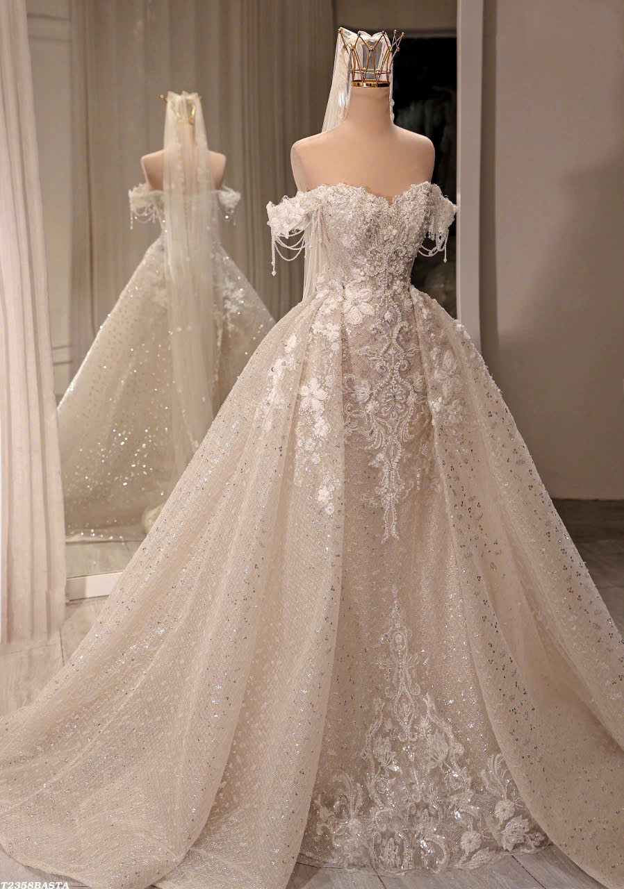 2-in-1 Sparkling Ball Gown Wedding Dress: Detachable Train & Lace