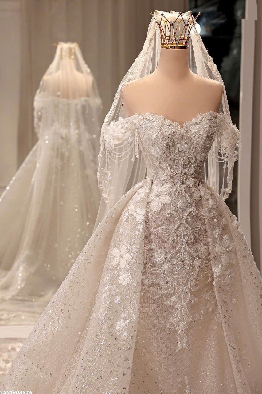 2-in-1 Sparkling Ball Gown Wedding Dress: Detachable Train & Lace
