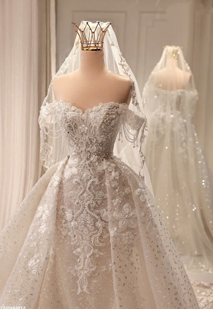 2-in-1 Sparkling Ball Gown Wedding Dress: Detachable Train & Lace