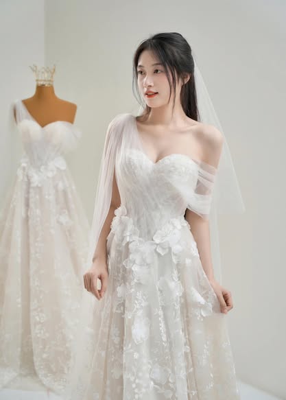 One-Shoulder Floral Lace Wedding Dress